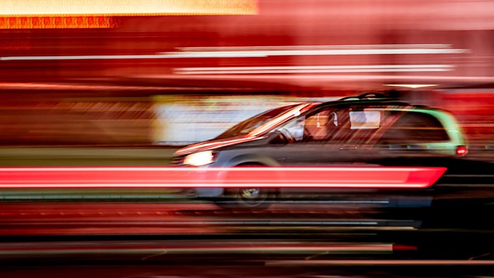 Voiture en mouvement rapide avec des tra&icirc;n&eacute;es l&eacute;g&egrave;res