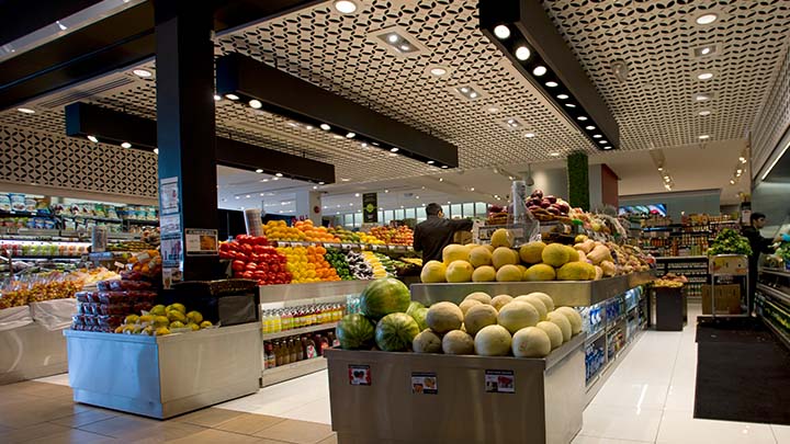 Aliments frais expos&eacute;s dans un supermarch&eacute;