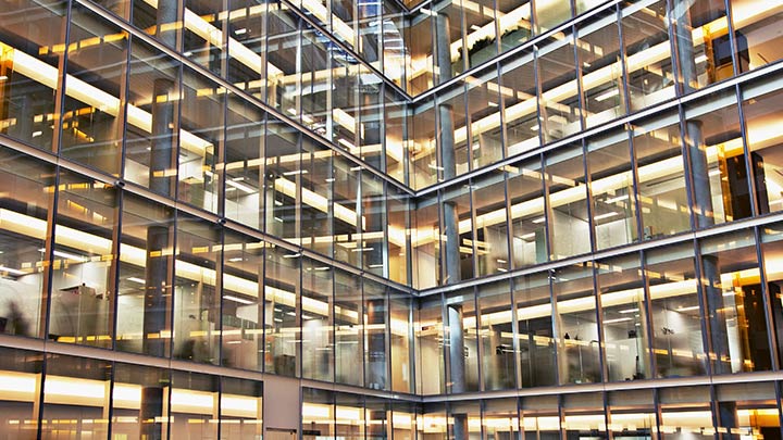 Fen&ecirc;tres en verre dans un grand complexe de bureaux