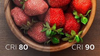 Dos imágenes de frutillas con índice de reproducción cromática bajo y alto