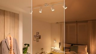 Una habitación dividida en tres configuraciones diferentes, cada una con su propio tipo de iluminación