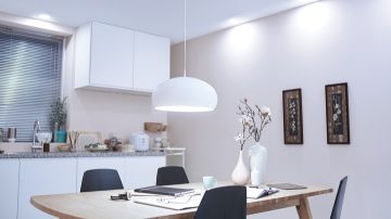 Mesa de cocina bien iluminada