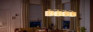 Moderne LED hanglamp met meerdere stoffen kappen verlicht een gezellige woning en laat energiezuinige en stijlvolle verlichtingsoplossingen zien voor sfeervol avondcomfort.