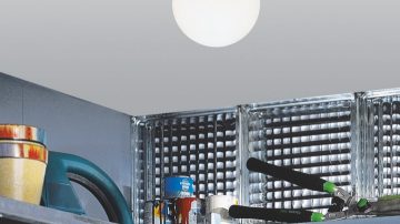 Plafondlamp in een bergruimte