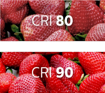 "Vergelijking van aardbeien onder CRI 80 en CRI 90 verlichting, die een verbeterde kleurweergave aantoont voor uitstallingen met verse producten."