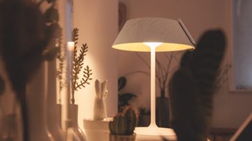 Luminária de mesa iluminando um armário de sala de estar