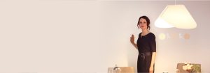 "Vrouw past heldere LED inbouwverlichting aan via slanke dimmer voor wandmontage, waardoor de moderne woonkamer sfeervoller en energie-efficiënter wordt."