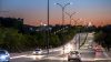 Farolas de alumbrado público a lo largo de una autopista durante el anochecer, asegurando una visibilidad óptima para los conductores