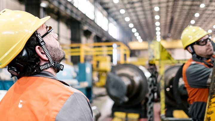 Rol staalplaat in de fabriek