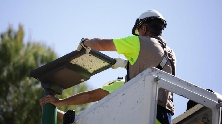 Installing solar street light