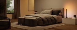 Ein Schlafzimmer schimmert im warmweißen Licht einer Signe Tischleuchte.