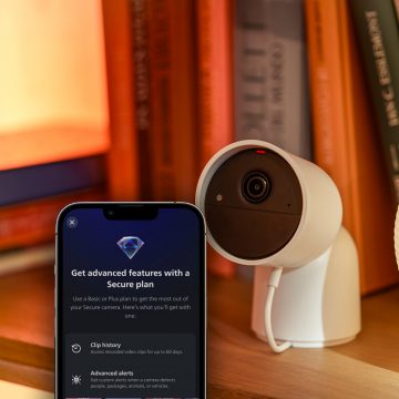 Une caméra Hue Secure blanche et l'application Hue présentant des fonctionnalités avancées disponibles avec l'abonnement Plus.
