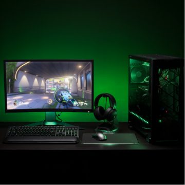 Bureau de gaming avec périphériques Razer et intégration Philips Hue