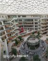 Atrium in een commercieel gebouw met intelligent verlichtingsbeheersysteem.