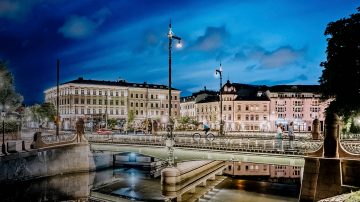 Ciudad con calles y edificios iluminados