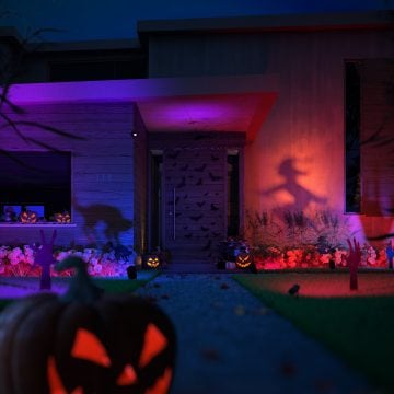Gestalte Deinen Vorgarten mit farbigen PhilipHue Halloween-Außenleuchten und schaffe eine gespenstische Halloweenatmosphäre mit Kürbissen und unheimlichen Schatten.