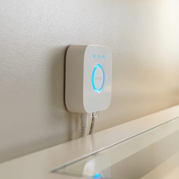Philips Hue Bridge instalado en una pared