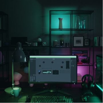 Primer plano de un escritorio para jugar, con un fondo tenuemente iluminado con colores