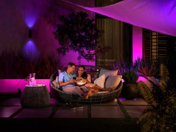 Pareja se relaja con la configuración de iluminación inteligente exterior