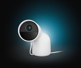 Une caméra de sécurité intelligente Hue Secure filaire blanche sur un fond noir et bleu.
