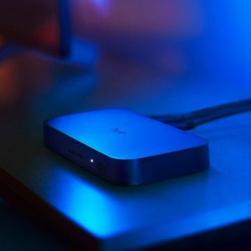 Philips Hue Play HDMI sync box 8K sur un fond blanc