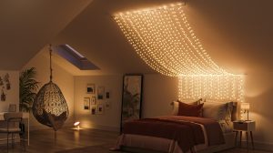 Chambre décorée de guirlandes lumineuses suspendues au-dessus du lit 