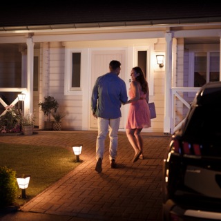 Apprenez à automatiser votre maison avec Hue, y compris au niveau des lumières et des caméras de sécurité.