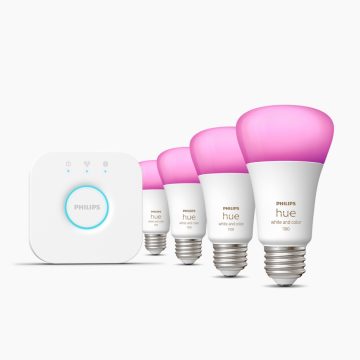 Lampadine connesse Philips Hue e Bridge su sfondo bianco