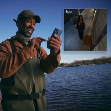 Un uomo e una donna che controllano il loro cane utilizzando la vista in diretta sul cellulare