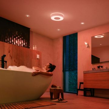 Luci per bagno: donna sdraiata nella vasca da bagno