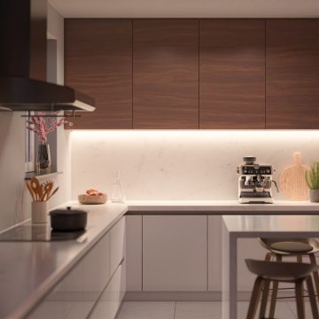 Cucina moderna con illuminazione bianca brillante