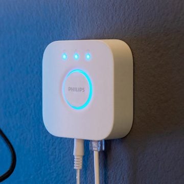 壁に取り付けられた Hue ブリッジ