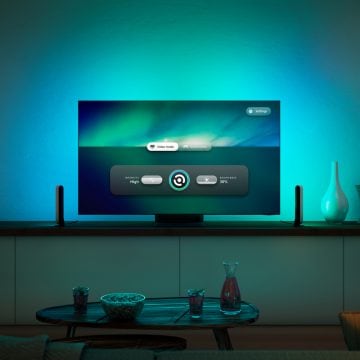 거실 TV에 보이는 Philips Hue Sync TV 앱 화면
