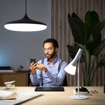 Man die thuis werkt met slimme verlichting van Philips Hue om zich goed te kunnen concentreren