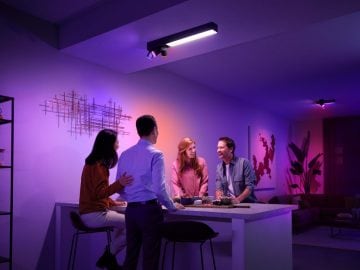 Paars schijnende Centris in de woonkamer met vrienden