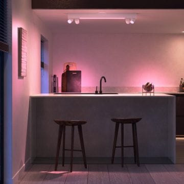 Centris plafondverlichting in een moderne keuken met bar 