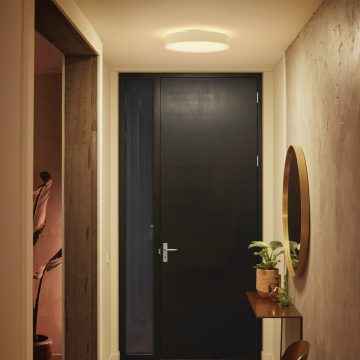 Rund taklampe satt til klart hvitt lys i gang