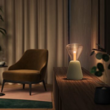Stue med Lightguide bordlampe på bord og stol i bakgrunnen