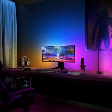 Configuração de PC de jogos com um monitor e luzes inteligentes coloridas envolventes