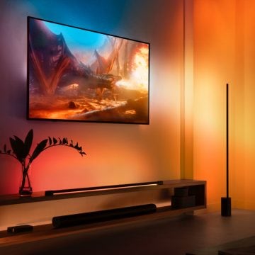 Turuncu ve mavi çevre aydınlatmasına sahip TV